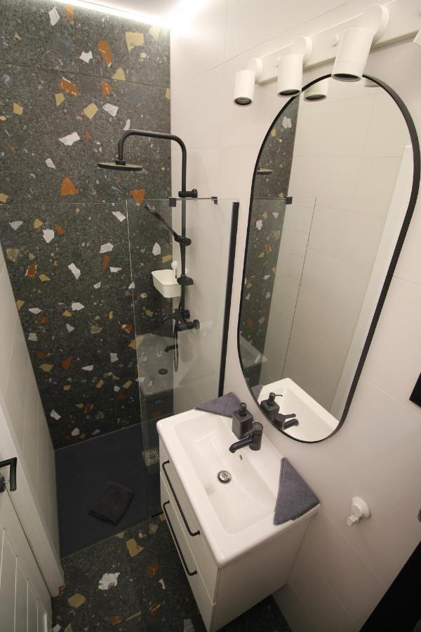 Modern Studio A Belvaros Koezepen Parkoloval- Kata Studioapartman Győr Exterior foto