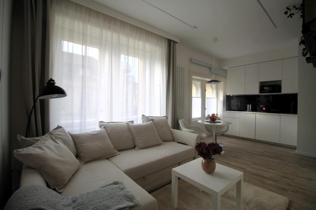 Modern Studio A Belvaros Koezepen Parkoloval- Kata Studioapartman Győr Exterior foto